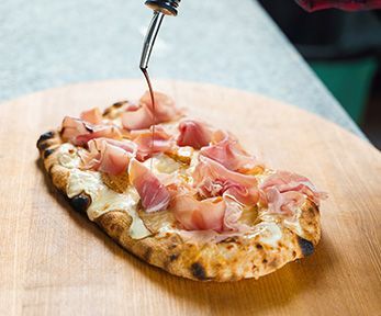 Che differenze ci sono tra pizza e pinsa? E tra pizza napoletana e pizza  romana? Qual è la storia di queste golosità salate?
