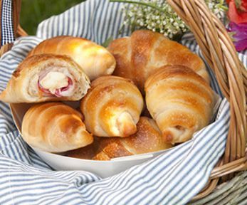 Modern mini forno elettrico con croissant appena cotti in cucina