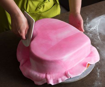 Torta scura con decorazioni floreali in marzapane brillante e