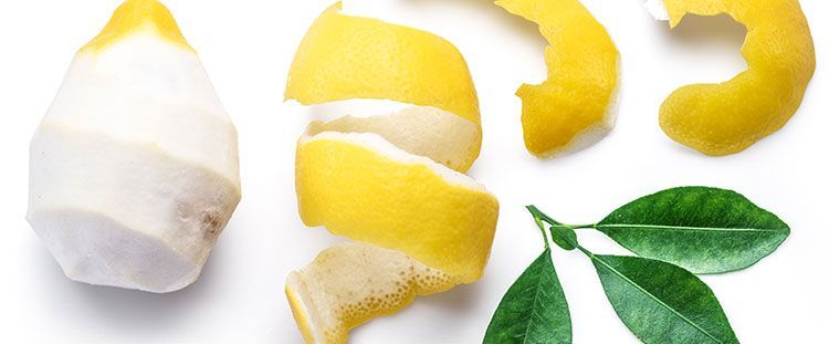 È meglio spremere i lime con o senza buccia?