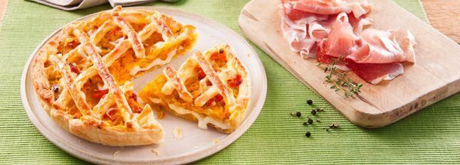 Torta rustica ripiena di zucca, Fette alla Mozzarella e speck Torta rustica ripiena di zucca, Fette alla Mozzarella e speck