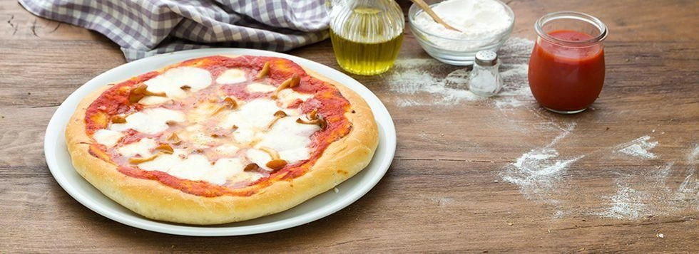 Pizza con funghi per giocare in cucina per bambini, fare finta di