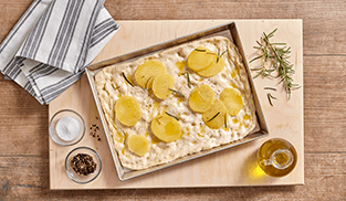 Pizza con patate e prosciutto cotto preparazione 3 Pizza con patate e prosciutto cotto preparazione 3