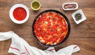 Pizza artigianale in teglia con pomodoro e mozzarella - Madonna