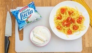 tagliare la mozzarella a fettine tagliare la mozzarella a fettine