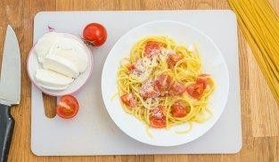 unire le uova sbattute e il parmigiano unire le uova sbattute e il parmigiano