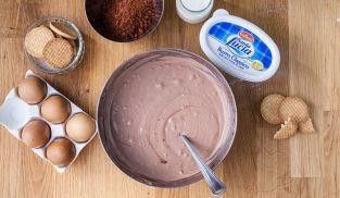 lavorare le uova, panna liquida e cioccolato lavorare le uova, panna liquida e cioccolato