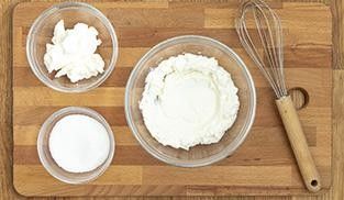 versate la Ricotta Santa Lucia e il Mascarpone Santa Lucia, unite lo zucchero versate la Ricotta Santa Lucia e il Mascarpone Santa Lucia, unite lo zucchero