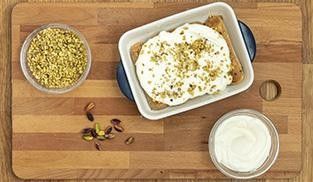 servite il vostro tiramisù al pistacchio. servite il vostro tiramisù al pistacchio.