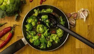 saltare in padella il broccolo saltare in padella il broccolo
