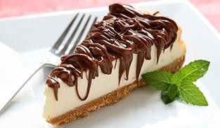 guarnire la cheesecake allo yogurt con del topping al cioccolato guarnire la cheesecake allo yogurt con del topping al cioccolato