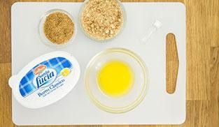 unire ai biscotti il burro fuso unire ai biscotti il burro fuso