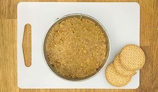 stendere i biscotti in una teglia e creare una base stendere i biscotti in una teglia e creare una base