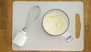 lavorare la crema allo yogurt con le fruste elettriche lavorare la crema allo yogurt con le fruste elettriche