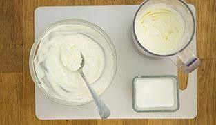 unire alla crema lo zucchero a velo unire alla crema lo zucchero a velo