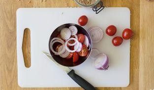 tagliare pomodorini e cipolla tagliare pomodorini e cipolla