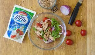 unire il tonno con cipolla, pomodori e mozzarelle unire il tonno con cipolla, pomodori e mozzarelle