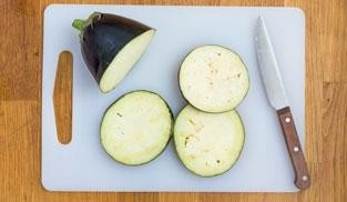 tagliare a rondelle le melanzane tagliare a rondelle le melanzane