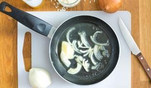 imbiondire in padella la cipolla imbiondire in padella la cipolla