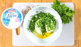 unire la ricotta e l'uovo unire la ricotta e l'uovo