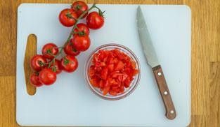 tagliare a dadini i pomodori tagliare a dadini i pomodori