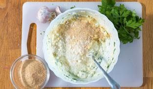 lavorare il composto con anche il pangrattato lavorare il composto con anche il pangrattato