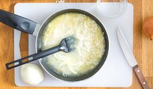 bagnare il riso con il vino e il brodo bagnare il riso con il vino e il brodo