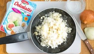 mantecare in padella il riso ai 4 formaggi mantecare in padella il riso ai 4 formaggi