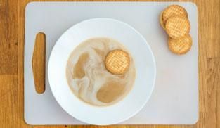 inzuppare i biscotti nel caffè inzuppare i biscotti nel caffè