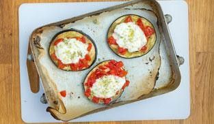 servire le melanzane al forno con mozzarella ancora calde servire le melanzane al forno con mozzarella ancora calde