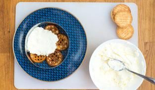 creare un primo strato di biscotti in uno stampo a cerniera creare un primo strato di biscotti in uno stampo a cerniera