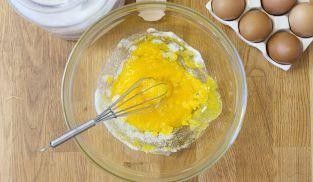sbattere i tuorli con lo zucchero sbattere i tuorli con lo zucchero