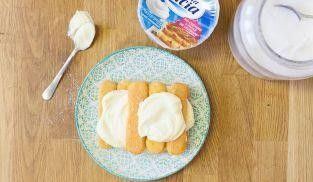 comporre gli strati di tiramisu alle fragole comporre gli strati di tiramisu alle fragole