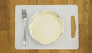 rivestire una teglia con la pasta sfoglia rivestire una teglia con la pasta sfoglia