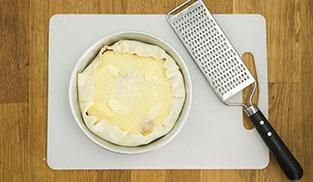 ripiegare i bordi della sfoglia verso l'interno ripiegare i bordi della sfoglia verso l'interno