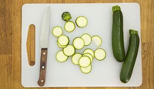 tagliare a rondelle le zucchine tagliare a rondelle le zucchine