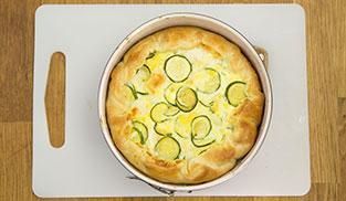 sfornare la torta salata con zucchine e patate quando è ben dorata sfornare la torta salata con zucchine e patate quando è ben dorata